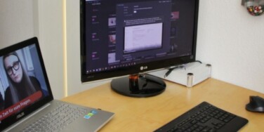 Auf meinem Schreibtisch stehen der Laptop und nebendran der Monitor. Auf dem einen Bildschirm läuft ein Video aus der Boom Boom Blog Challenge von Sympatexter, auf dem anderen Notion mit einer geöffneten Notiz.